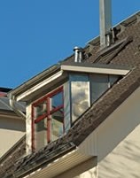 Moderne Box-Dachgaube mit Kamin und Kupferdetails am Anschluss